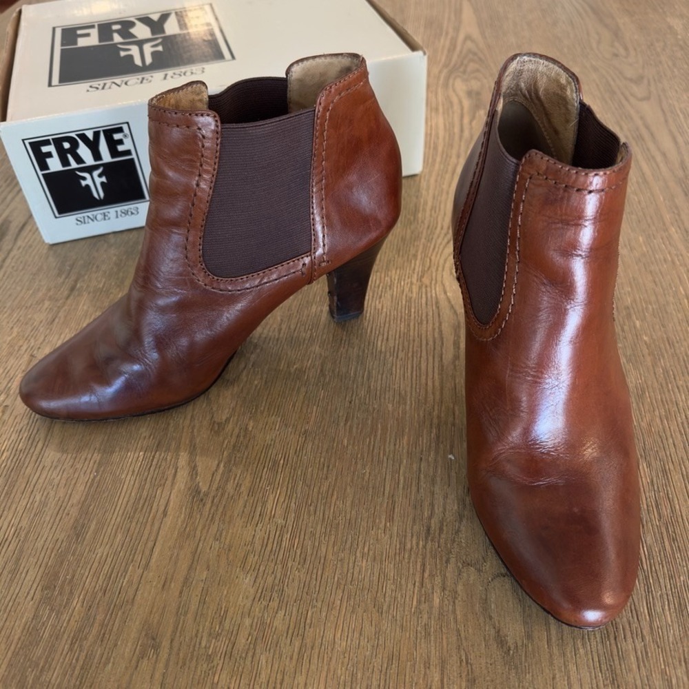 Frye Scarlett Chelsea Low Heeled Ankle Boots-Cognac Brown-Size‎ 7M-With Box *Rd